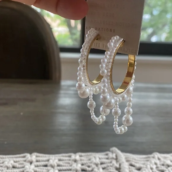 Anthropology woman’s gold and pearls earrings - Picture 6 of 8